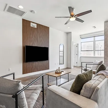 Entire High-Rise Apartment - 2Bd